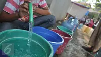 Deretan galon kosong untuk diisi air bersih di Kawasan Manggarai, Jakarta, Selasa, (10/11). Hampir dua bulan warga RW 10 Manggarai Selatan harus antre untuk mendapat air bersih.(Liputan6.com/Gempur M Surya)