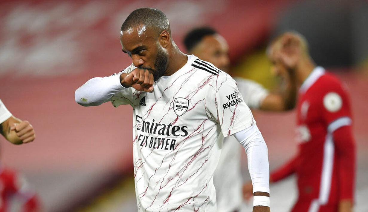 Striker Arsenal, Alexandre Lacazette, melakukan selebrasi usai mencetak gol ke gawang Liverpool pada laga Liga Inggris di Stadion Anfield, Senin (28/9/2020). Liverpool menang dengan skor 3-1. (Paul Ellis/Pool via AP)