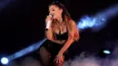 Ariana Grande, mantan artis Nickelodeon dengan wajah manis dan kemampuan vokal yang tak diragukan lagi. Sejak beranjak dewasa, Ariana sering tampil seksi dan memamerkan belahan dada nya di depan umum. (Pinterest/Bintang.com) 