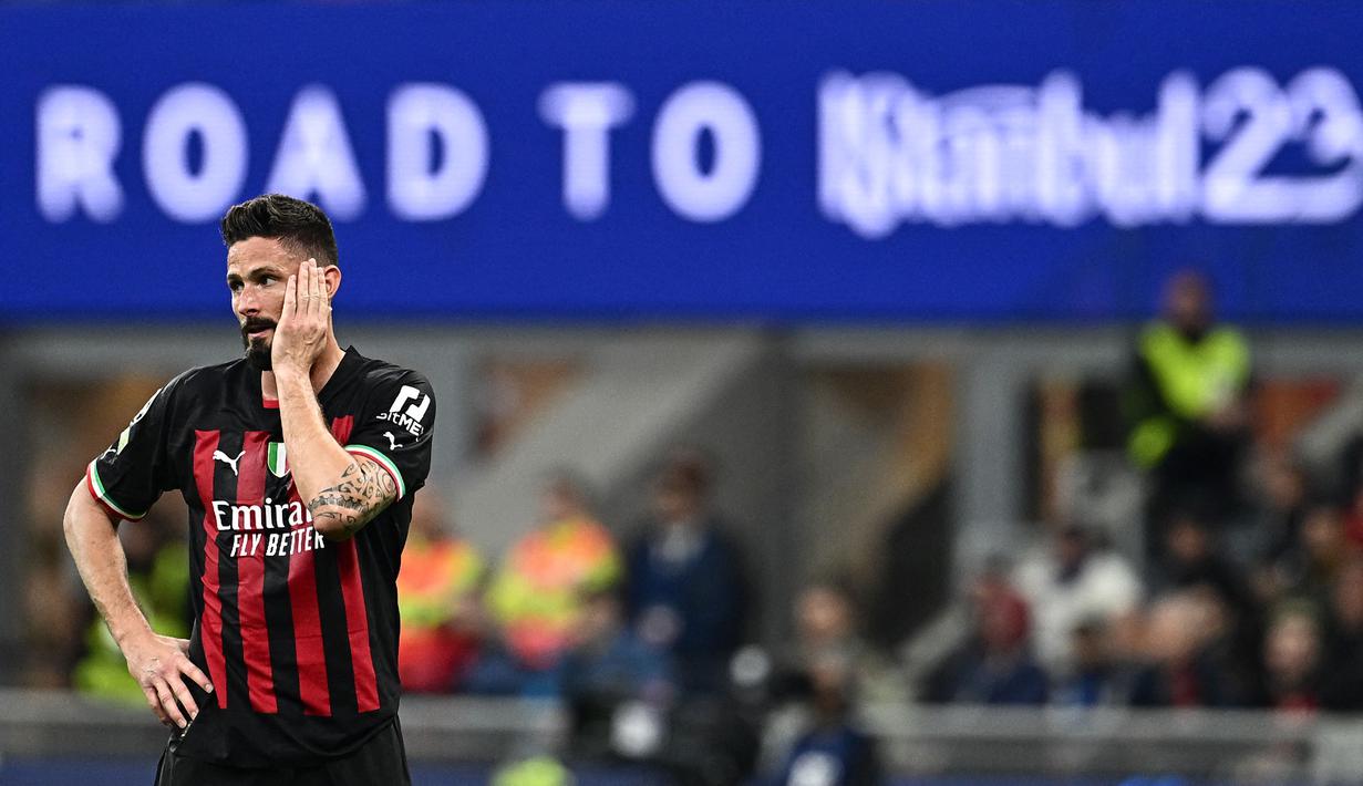 Reaksi kecewa pemain AC Milan, Olivier Giroud setelah kalah dari Inter Milan pada laga leg pertama semifinal Liga Champions 2022/2023 di San Siro, Milan, Italia, Kamis (11/05/2023) WIB. Laga dimenangkan oleh Nerazzurri dengan skor 2-0. (AFP/Gabriel Bouys)