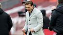 Pelatih Fulham, Scott Parker, melakukan selebrasi usai anak asuhnya berhasil menaklukkan Liverpool pada laga Liga Inggris di Stadion Anfield, Minggu (7/3/2021). Fulham menang dengan skor 0-1. (Clive Brunskill/Pool/AFP)