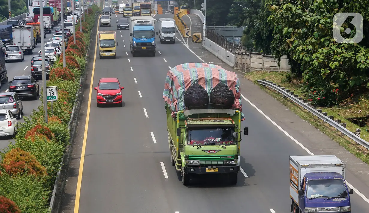 Sejatinya, pemerintah sudah sejak lama memberi perhatian pada keberadaan truk ODOL. (Liputan6.com/Angga Yuniar)
