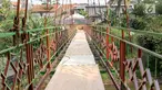 Penampakan jembatan gantung yang diberi julukan Indiana Jones di Srengseng Sawah, Jagakarsa, Jakarta, Jumat (3/8). Pemprov DKI membangun jembatan Indiana Jones karena yang lama sudah tidak layak. (Liputan6.com/Immanuel Antonius)