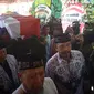 Peti jenazah Sulistyo saat akan dimakamkan di Semarang, Selasa (15/4). Sulistyo merupakan salah satu korban yang tewas dari peristiwa kebakaran RSAL Mintohardjo tersebut. (Gholib)