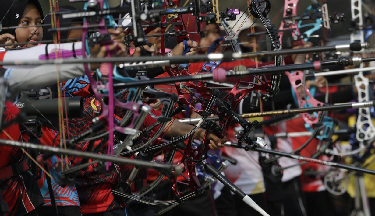 Para pepanah bersiap melepas busur panah saat Kejuaraan Nasional Panahan Prakualifiikasi PON XX /2020 di Lapangan Panahan Senayan, Jakarta, Senin (23/9). Seleksi ini diikuti oleh 516 peserta dan 30 provinsi. (Bola.com/Vitalis Yogi Trisna)