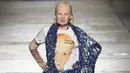 <p>Penampilan Vivienne Westwood di shownya sendiri tahun 2016. Foto: Vogue.</p>