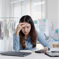 Ilustrasi perempuan pusing mikir gaji/copyrightshutterstock/Chay_Tee
