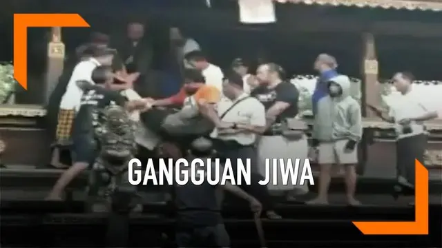 Seorang pria dengan gangguan kejiwaan membuat geger pura di Denpasar, Bali. Pria tersebut memanjat dan duduk di dalam ruangan suci pura.