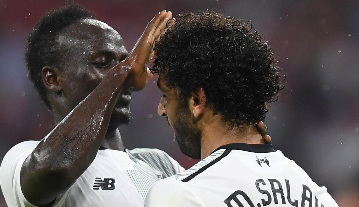Striker Liverpool, Sadio Mane, merayakan gol yang dicetak Mohamed Salah ke gawang Bayern Munchen pada laga Audi Cup di Stadion Allianz Arena, Munchen, Selasa (1/8/2017). Munchen kalah 0-3 dari Liverpool. (AFP/Christof Stache)