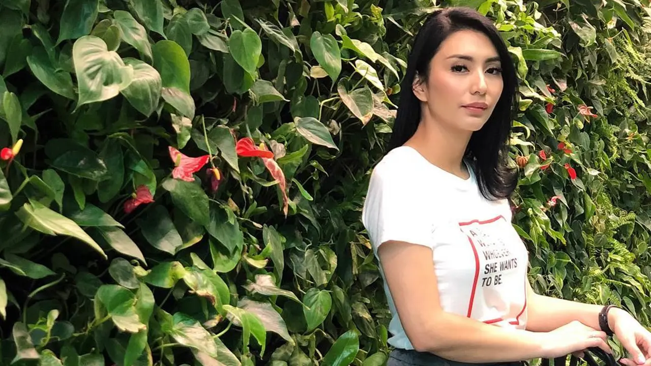 FOTO: Gaya Santai Tyas Mirasih Saat Kenakan Pakaian Putih