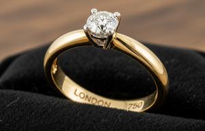 Model Cincin Nikah Emas London yang Memukau/AI