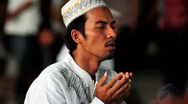 Sejumlah warga melakukan salat Gaib di Mesjid Agung Al'Akbar, Surabaya, Jumat (2/1/2015). (Liputan6.com/Johan Tallo)