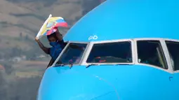 Termasuk gaya unik yang ditunjukan oleh atlet asal Ekuador Neisi Patricia Dajomes yang melakukan selebrasi di kokpit pesawat saat tiba di bandara Kota Quito, Ekuador. (Foto: AFP/Rodrigo Buendia)