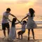 Ilustrasi keluarga bahagia sedang liburan bersama | copyrght freepik.com/tirachardz