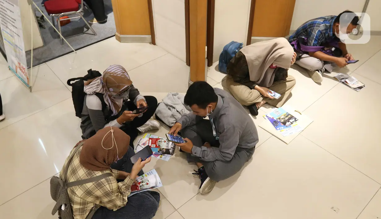 Pencari kerja duduk disekitar stan perusahaan setelah mendapatkan informasi lowongan pekerjaan di Jakarta Job Fair 2022, di Plaza Semanggi, Jakarta, Rabu (26/10/2022). Bursa lowongan kerja yang diikuti 40 perusahaan dengan 6822 lowongan pekerjaan ini dipenuhi pencari kerja dari berbagai wilayah Jabodetabek dan sekitarnya. (Liputan6.com/Herman Zakharia)