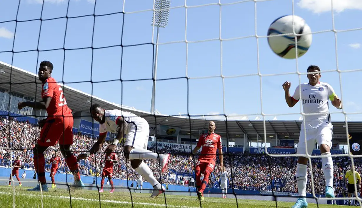 Pemain PSG, Serge Aurier (tengah), mencetak gol ke gawang Lyon dalam final Piala Super Prancis 2015 di Stadion Stade Saputo, Montreal, Minggu (2/8/2015) dini hari WIB. (AFP Photo/Franck Fife)