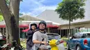 Fuji dan Thariq Halilintar saat berpose di motor berwarna kuning. Diketahui, Fuji menjadi pacar Thariq Halilintar tepat di hari ulang tahun adik Atta. Fuji baru menerima cinta Thariq dua hari kemudian saat adik ipar Aurel Hermansyah tersebut menyatakan cinta."Aku nembaknya tanggal 27 (Januari), dijawabnya tanggal 29, dia nge-prank doang, ngeselin." (Instagram/fuji_an)