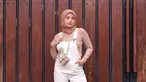 Karin Novilda atau Awkarin memang terkenal dengan gaya OOTD nya yang simpel tapi menawan. Seperti saat ini ia sering mengunggah foto OOTD nya dengan baluta hijab. Balutan hijab warna kalem ini berhasil membuat Awkarin terlihat menawan,. (Liputan6.com/IG/@awkarin)
