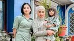 Azizi Shafaa Asadel, salah satu member yang jadi center di single Flying High. Zee JKT48 sosok yang cukup dekat dengan keluarga. Potret kebersamaan dengan ibundanya ini curi perhatian warganet. (Liputan6.com/IG/jkt48.zee)