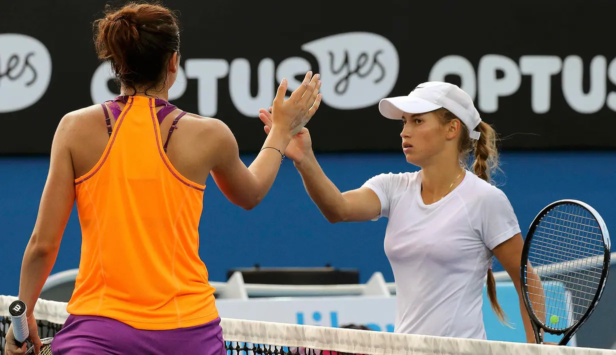Petenis putri asal Kazakhstan Yulia Putintseva berjabatan tangan dengan petenis Rusia Margarita Gasparyan usai bertanding di putaran ketiga turnamen tenis Australia Open 2016 di Melbourne Park, Australia, (22/1/2016). (REUTERS/John French)