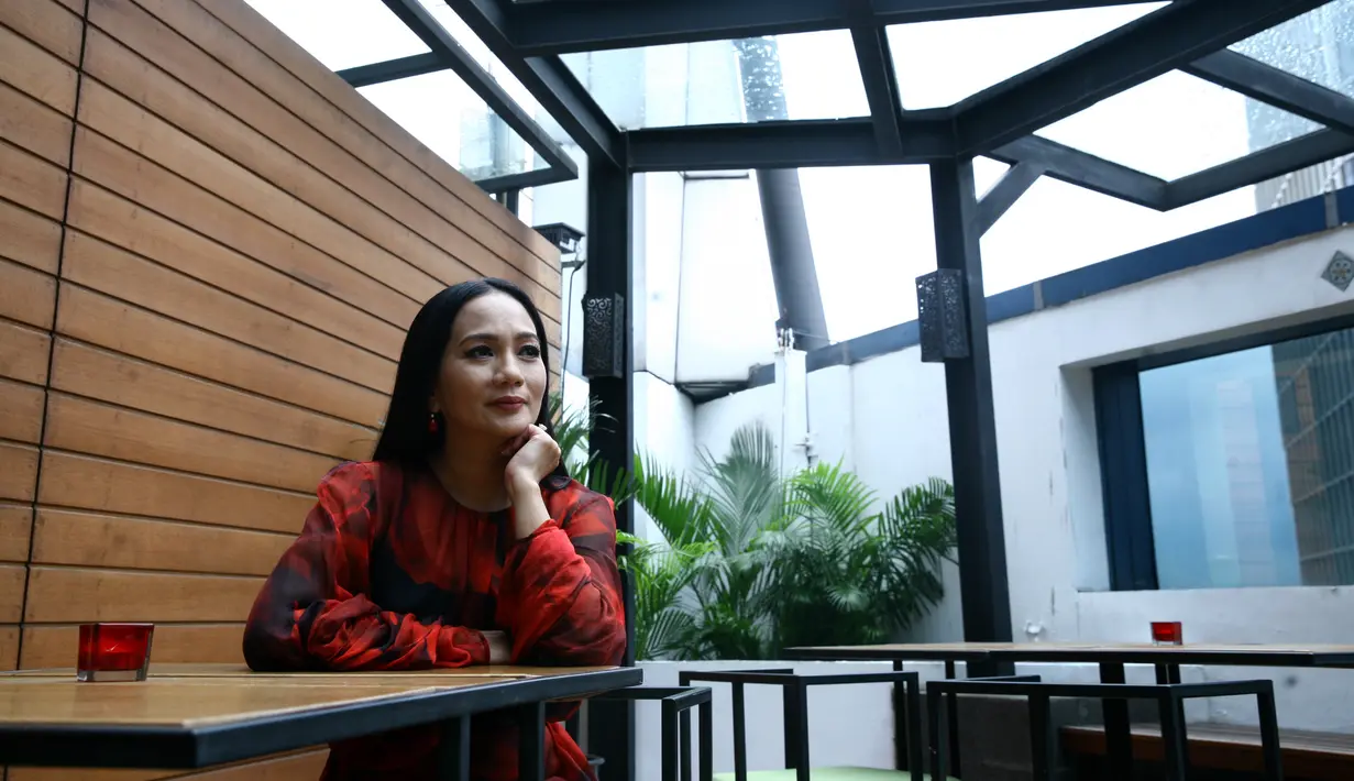 Bertajuk Sheila Majid The Concert Jakarta 2018, wanita 52 tahun tersebut akan menghibur para penggemarnya pada 20 Januari 2018 di JIExpo Kemayoran, Jakarta Pusat. (Nurwahyunan/Bintang.com)