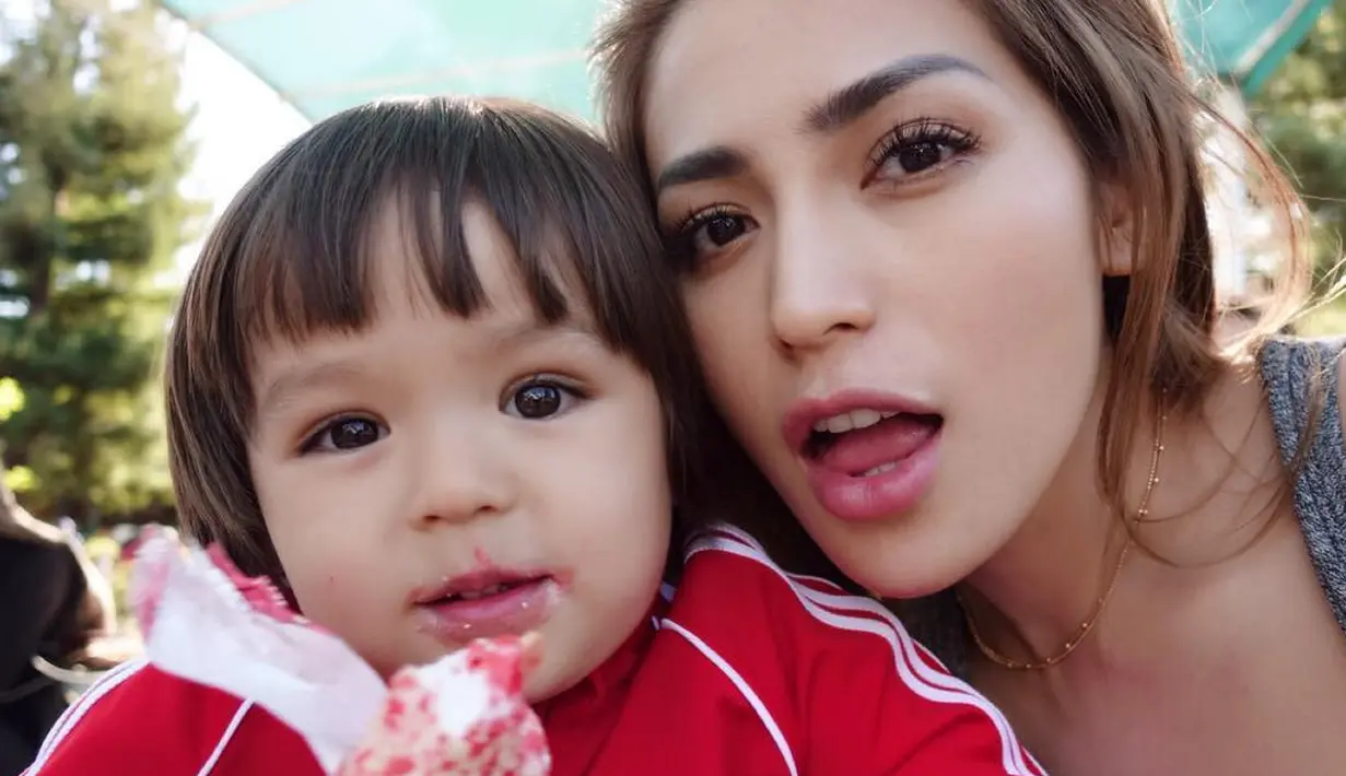 Dari beberapa foto yang diunggah, Jedar kini terlihat memiliki bibir yang lebih tebal dari biasanya. Dan di salah satu unggahannya Jedar menuliskan, "Sisa hidup Anda akan menjadi yang terbaik dalam hidup Anda”. (Instagram/inijedar)