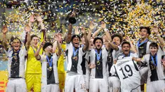 Selebrasi para pemain Timnas Jerman U-17 di podium dengan trofi juara setelah mengalahkan Timnas Prancis U-17 melalui adu penalti pada laga final Piala Dunia U-17 2023 di Stadion Manahan, Solo, Sabtu (2/12/2023). (Bola.com/Bagaskara Lazuardi)