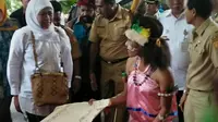 Mensos Khofifah Indar Parawansa di Papua (Katharina Janur/Liputan6.com)