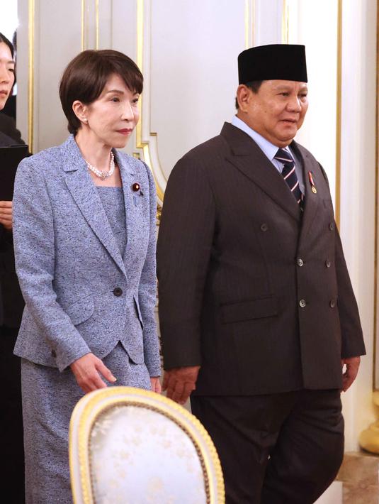 Kedatangan Presiden Prabowo disambut langsung PM Jepang, Sanae Takaichi, disertai upacara kenegaraan. Tampak dalam foto, Presiden Republik Indonesia, Prabowo Subianto (kanan) dan Perdana Menteri Jepang Sanae Takaichi (kiri) saat tiba untuk melakukan pembicaraan di Istana Akasaka, Tokyo pada Selasa 31 Maret 2026. (YOSHIKAZU TSUNO/POOL/AFP)