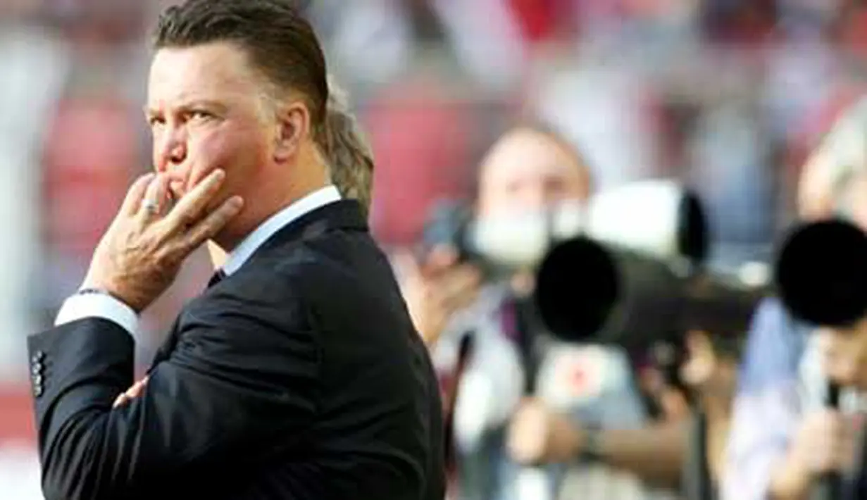 Raut kekecewaan pelatih Bayern Muenchen Louis van Gaal di laga lawan Borussia Dortmund di Signal Iduna Park, 3 Oktober 2010. Dortmund unggul 2-0. AFP PHOTO / PATRIK STOLLARZ 