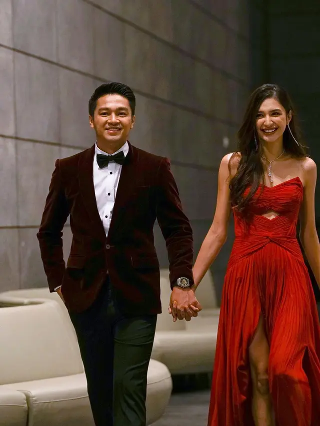 6 Potret Menawan Mikha Tambayong Bergaun Merah di Red Carpet Busan International Film Festival 2022, Gandeng Mesra Deva Mahenra