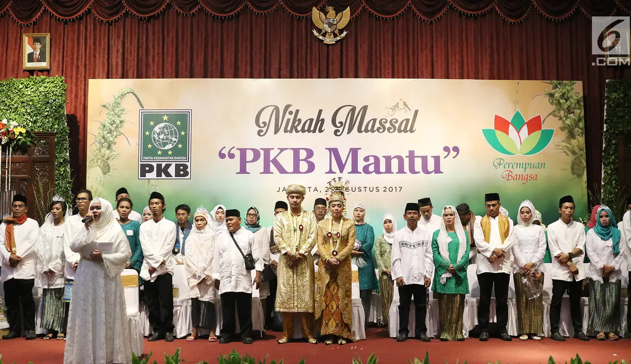 Sejumlah pasangan mengikuti rangkaian kegiatan nikah massal bertajuk PKB Mantu di Jakarta, Jumat (25/8). Sebanyak 103 pasangan turut ambil bagian pada nikah massal tersebut yang berasal dari lima wilayah di Jakarta. (Liputan6.com/Immanuel Antonius)