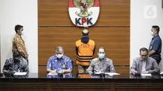 Wakil Ketua KPK Ali Ghufron (kedua kanana) menyampaikan keterangan terkait penetapan tersangka Kepala KPP Pratama Bantaeng Wawan Ridwan di Gedung KPK, Jakarta, Kamis (11/11/2021). KPK menetapkan Wawan sebagai tersangka dugaan korupsi perpajakan di Dirjen Pajak Kemenkeu. (Liputan6.com/Faizal Fanani)