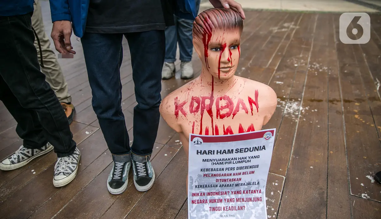 Boneka maneken yang dibawa mahasiswa dari Universitas Trisakti saat aksi memperingati Hari HAM Internasional di depan Taman Aspirasi, Jakarta, Kamis (10/12/2020). Aksi itu menuntut pemerintah segera menyelesaikan berbagai permasalahan pelanggaran HAM berat di Indonesia. (Liputan6.com/Faizal Fanani)