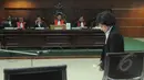 Winny Erwindia  saat bersiap menjalani sidang di Pengadilan Tipikor, Jakarta, Kamis (12/2/2015). Dalam Pembacaan pembelaannya Winny merasa tidak pernah melakukan korupsi dalam pembelian pesawat ATR. (Liputan6.com/Herman Zakharia)