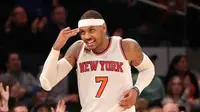 Ekspresi bintang New York Knicks, Carmelo Anthony, saat timnya mengalahkan Atlanta Hawks di Madison Square Garden, Minggu (20/11/2016) malam waktu setempat. (Reuters/Anthony Gruppuso-USA TODAY Sports)