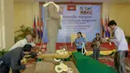 Perwakilan Kamboja berdiri di dekat patung Dewa Rama abad ke-10 yang dikembalikan Museum Seni Denver, AS, dalam sebuah upacara di Phnom Penh, Senin (28/3). Patung setinggi 1,5 meter itu dicuri pada era 1970-an dari Candi Koh Ker. (TANG CHHIN SOTHY/AFP)