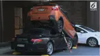 Seorang petugas valet ‎ gagal mengendalikan mobil Porsche Carrera dan kehilangan control. Akibatnya, supercar itu ringsek cukup parah.