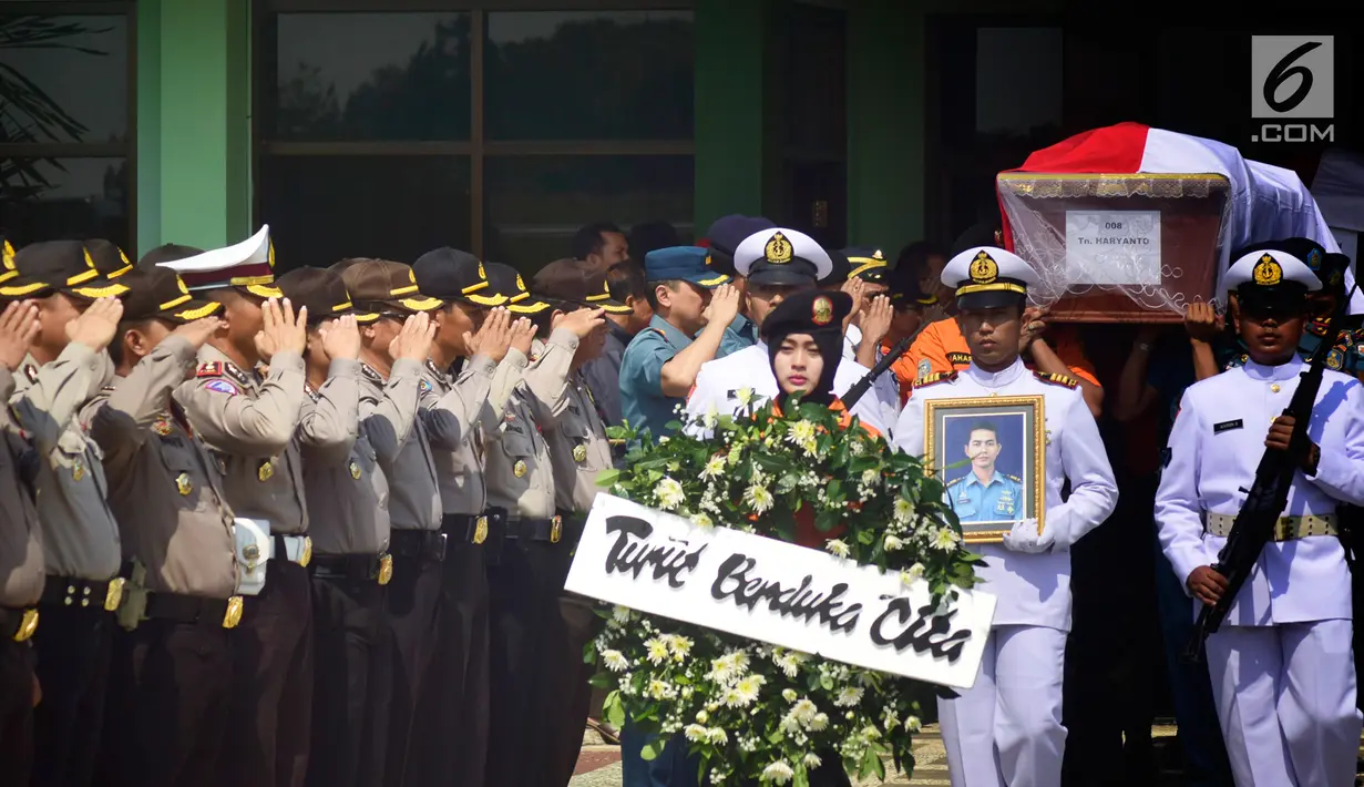 Petugas gabungan memberi hormat kepada jenazah korban jatuhnya helikopter Basarnas saat upacara pelepasan di Lanumad Ahmad Yani, Semarang (3/7). (Liputan6.com/Gholib)