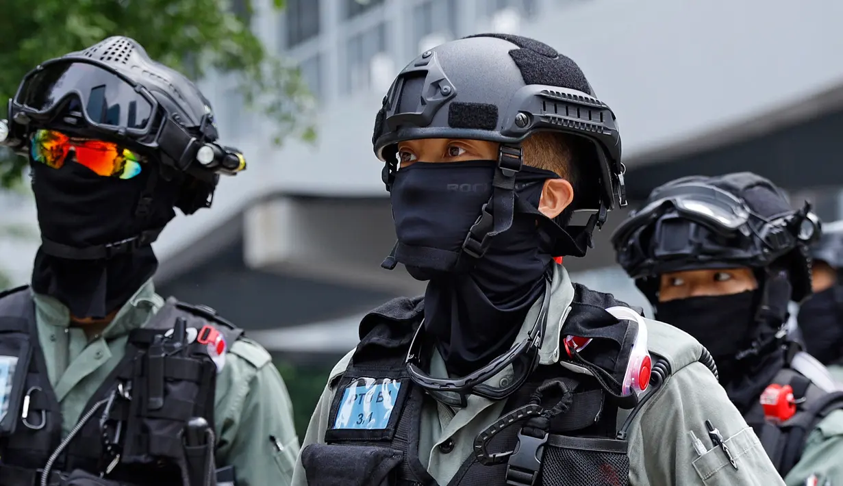 Polisi anti huru hara melakukan penjagaan di luar Gedung Dewan Legislatif di Hong Kong, Rabu (27/5/2020). Penjagaan ekstra dilakukan menimbang kemungkinan aksi menentang RUU yang mengkriminalkan penghinaan terhadap lagu kebangsaan China dan pemberlakuan UU keamanan nasional. (AP Photo/Kin Cheung)