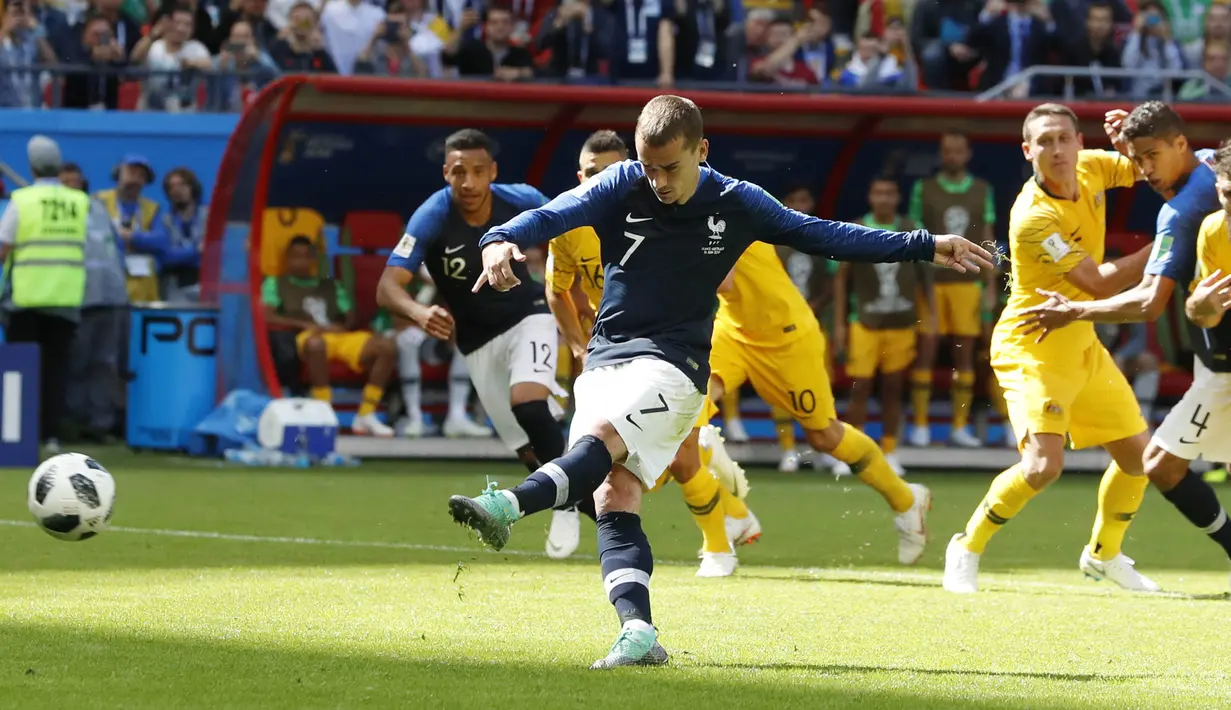 Penyerang Prancis, Antoine Griezmann, mencetak gol lewat tendangan penalti ke gawang Australia pada laga Piala Dunia di Kazan Arena, Sabtu (16/6/2018). Prancis menang 2-1 atas Australia. (AP/Darko Bandic)