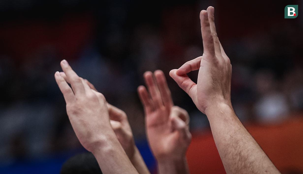 <p>Gestur sejumlah pebasket Spanyol saat mencetak tripoin pada laga Grup G Piala Dunia FIBA 2023 menghadapi Pantai Gading di Indonesia Arena, Senayan, Jakarta, Sabtu (26/08/2023). (Bola.com/Bagaskara Lazuardi)</p>