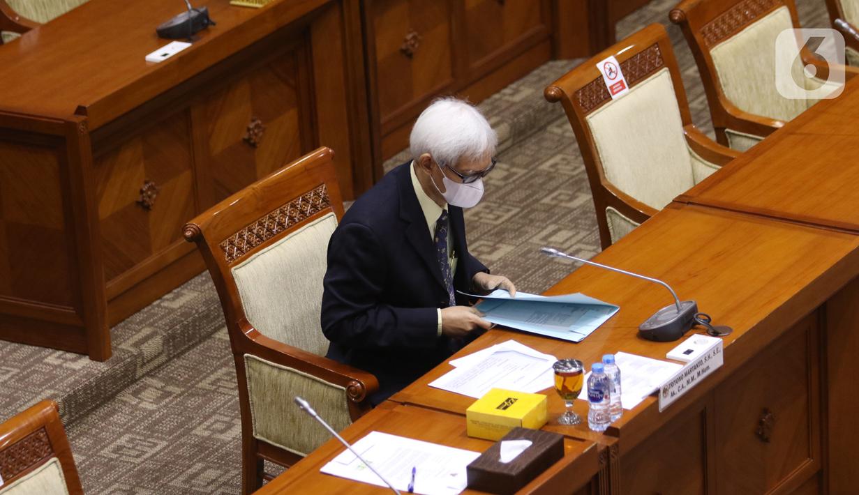 Calon Hakim Agung Tata Usaha Negara (TUN) khusus pajak Triyono Martanto memaparkan makalahnya dalam uji kelayakan di ruang rapat Komisi III DPR, kompleks Parlemen, Jakarta, Rabu (27/1/2021). Komisi III menghentikan uji kelayakan terhadap Triyono karena diduga plagiat. (Liputan6.com/Angga Yuniar)