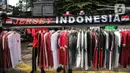 Jersey Timnas Indonesia dijual jelang pertandingan AFF 2022 antara Indonesia melawan Thailand di Stadion Gelora Bung Karno, Jakarta, Kamis (29/12/2022). Atribut timnas Indonesia seperti kaos, syal, dan topi dijual dengan kisaran harga Rp35.000 hingga Rp75.000. (Liputan6.com/Faizal Fanani)