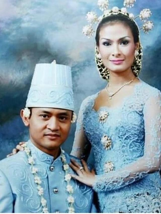 6 Potret Mesra Iis Dahlia dan Suami dari Awal Menikah Hingga Sekarang, Romantis