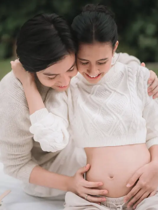 Rambutnya ditata sleek dalam low bun, mempertegas aura glowing ibu hamil yang elegan tanpa berlebihan. Makeup-nya pun terlihat natural, menonjolkan kulit sehat dengan sentuhan rona segar di pipi. [@sheninacinnamon].