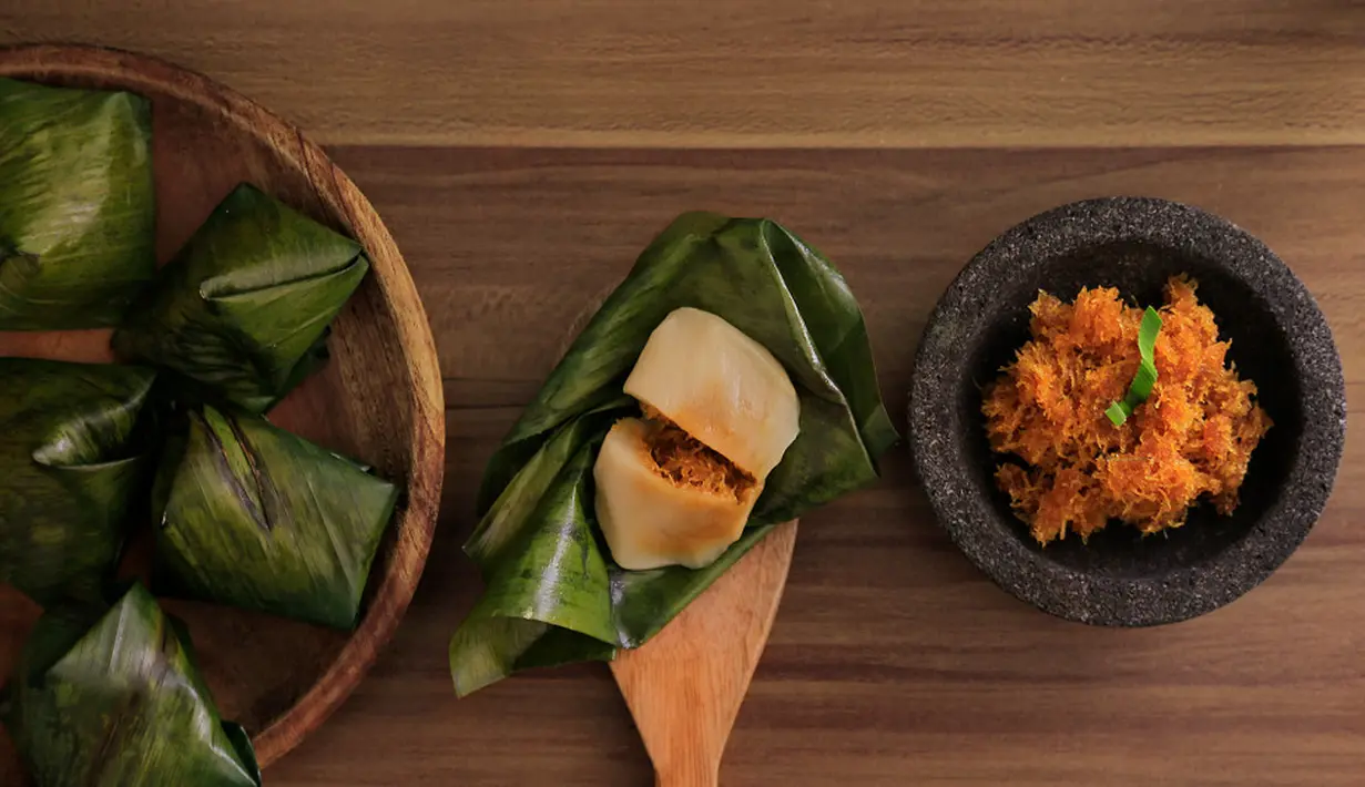 Kue bugis dengan isian kelapa manis punya tekstur yang empuk dan kenyal. Sering juga dibuat dan dijumpai dalam prosesi lamaran atau pernikahan adat Jawa. (Hendi Sujatmiko/Shutterstock.com)