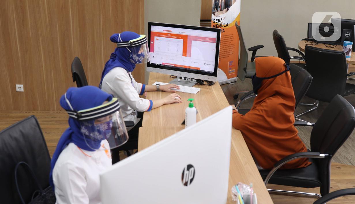 Pemohon melakukan pengajuan administrasi di mal pelayanan publik, Jakarta,Rabu (17/6/2020). Mal Pelayanan Publik (MPP) Provinsi DKI Jakarta kembali melayani masyarakat dengan tatap muka dengan tetap mengikuti protokol kesehatan pencegahan Virus Corona.  (Liputan6.com/Angga Yuniar)