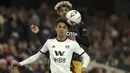 Bek Fulham Antonee Robinson menahan penyerang Leeds United Georginio Rutter saat bersaing pada pertandingan putaran kelima Piala FA 2022/2023 di Craven Cottage di London, Rabu (28/2/2023) dini hari WIB. Fulham menyingkirkan Leeds United dengan kemenangan 2-0. (AP Photo/Ian Walton)