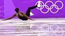Pemain skating  wanita dari Prancis, Mae Berenice Meite terjatuh saat tampil pada Olimpiade Musim Dingin 2018 Pyeongchang di Gangneung, Korea Selatan, Senin (12/2). Olimpiade Musim Dingin digelar dari 9 hingga 25 Februari mendatang. (Mladen ANTONOV/AFP)